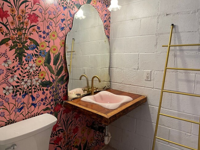 Building Photo - Adorable cottage!