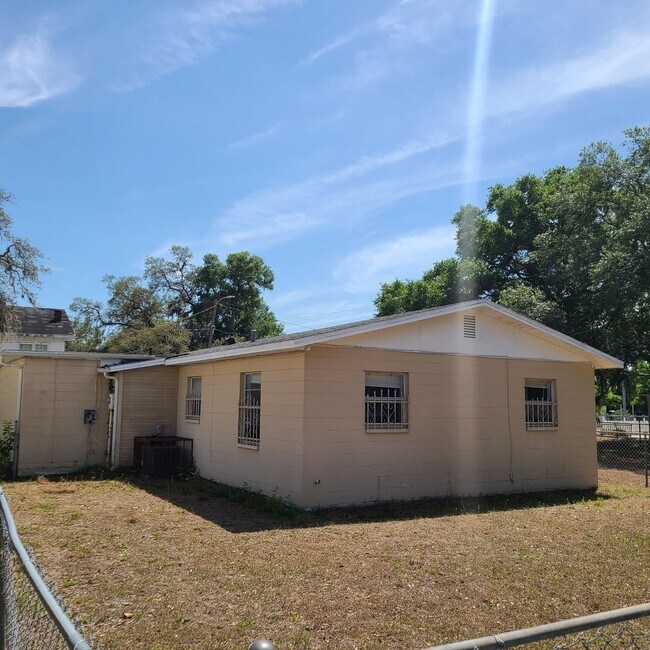 Building Photo - Charming Three Bedroom One Bathroom House ...