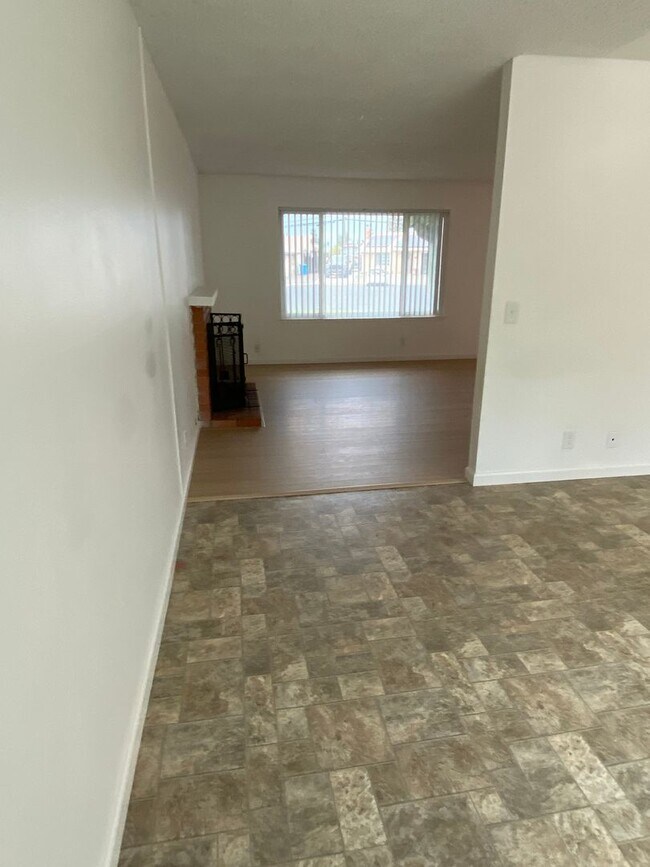 Building Photo - Available NOW - Cute 3 Bed 2 bath home in ...