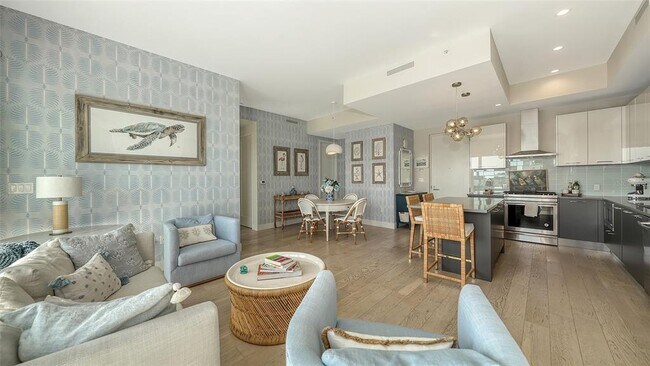 Building Photo - 635 S Orange Ave