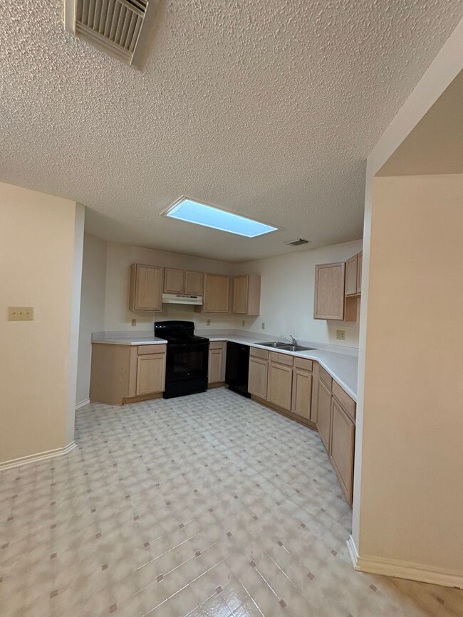 Building Photo - Beautiful home on corner lot.