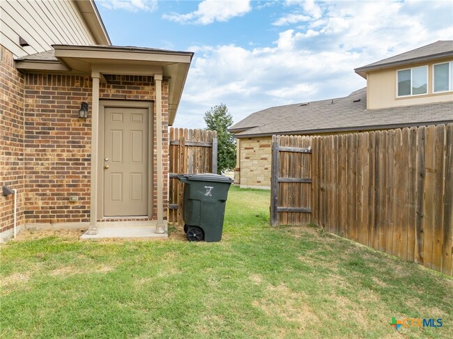 Building Photo - 3302 Lorne Dr