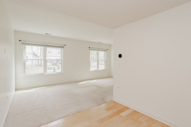 Building Photo - 1217 N Village Dr