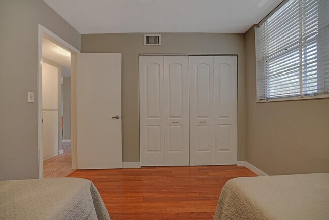 Building Photo - 1831 Sabal Palm Dr