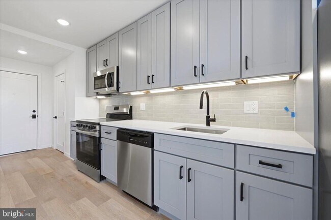 Building Photo - 627 N 16th St