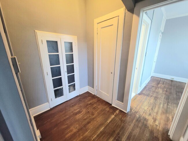Building Photo - 1 Bed, 1 Bath - Uptown Charlotte Living *Move In Ready*