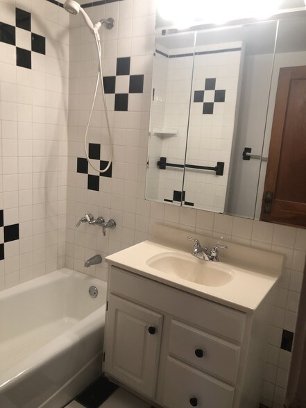 bathroom - 972 Goodrich Ave