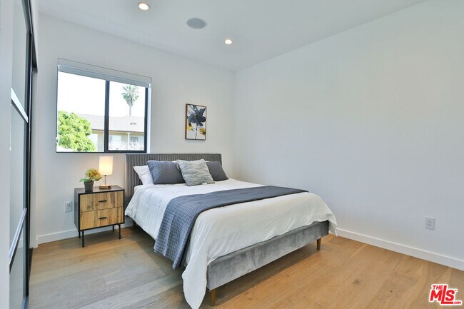 Building Photo - 1622 S Mansfield Ave