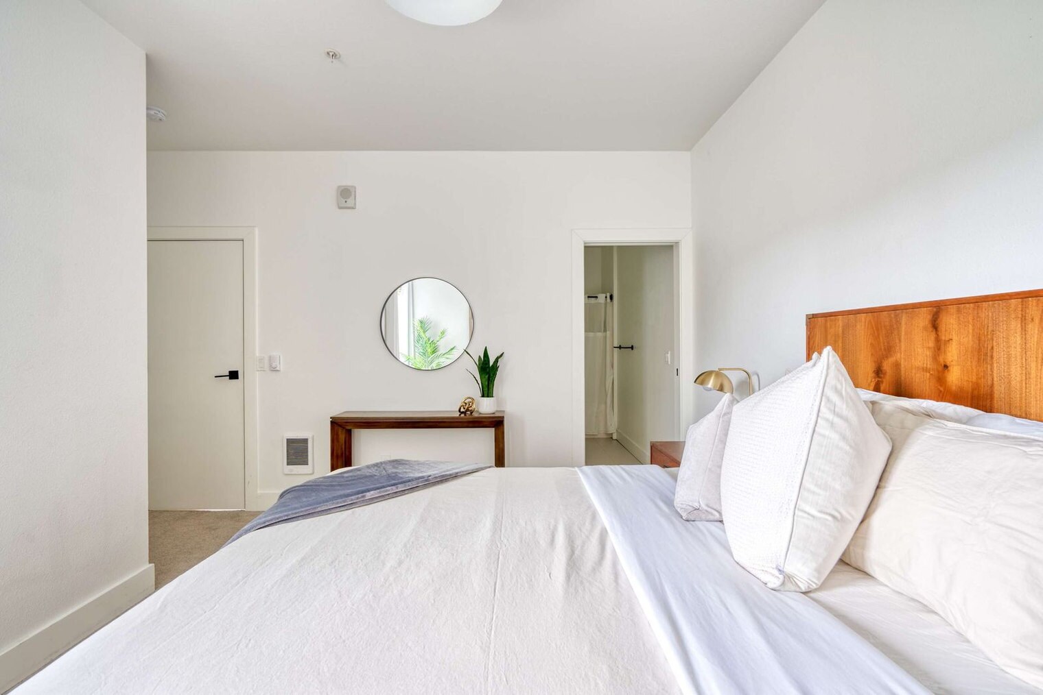 Building Photo - 4980 N Vancouver Ave