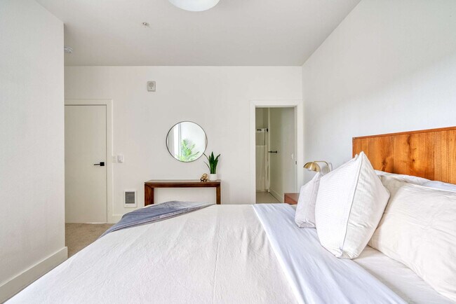 Building Photo - 4980 N Vancouver Ave