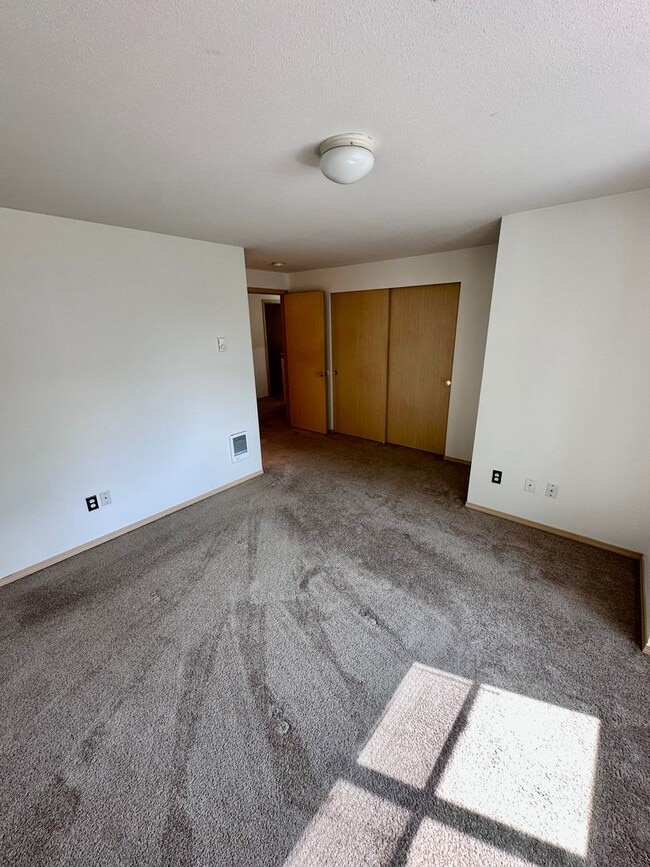 Building Photo - 3bed/2.5 bath home available NOW! Pet frie...