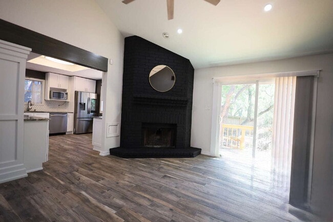 Building Photo - Updated 3 Bed / 2 Bath One-Story Home in S...