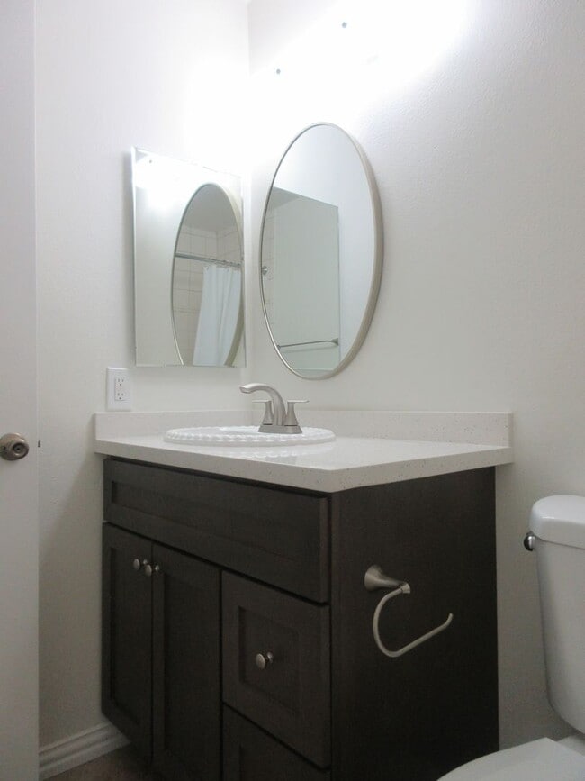Building Photo - Beautiful updated 1-story home in Northridge