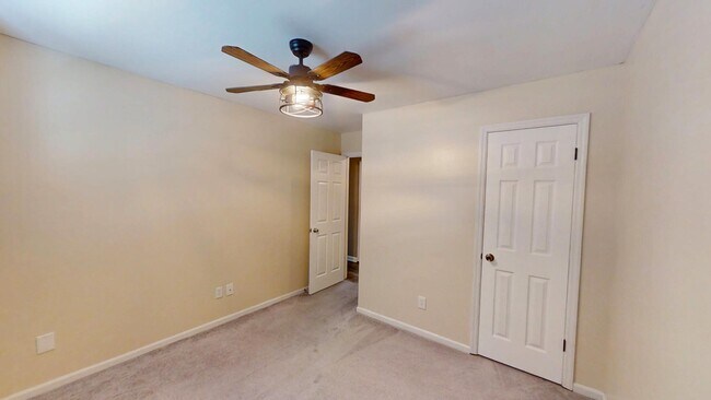 Building Photo - 321 Oak Lake Dr