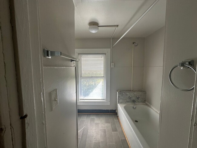 Building Photo - 2 Story House Under $800