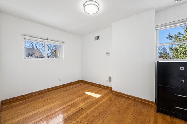 Building Photo - 23 W Algonquin Rd