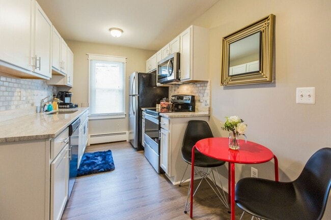 Building Photo - COMPLETELY UPDATED ROYAL OAK UNIT