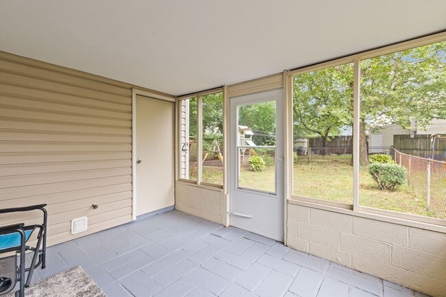 Building Photo - Townhouse for Rent in Virginia Beach!