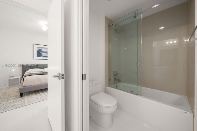 Building Photo - 600 NE 27th St