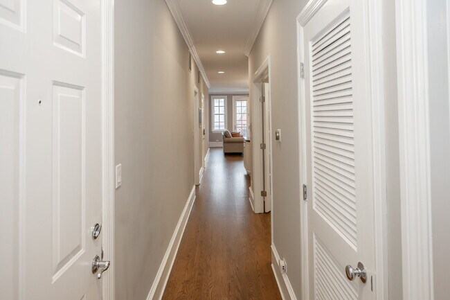 Building Photo - 3-Bed Urban Retreat with Fireplace & Granite Touches in Lincoln Park