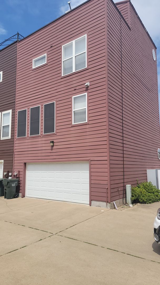 Building Photo - Absolutely adorable townhome in downtown M...