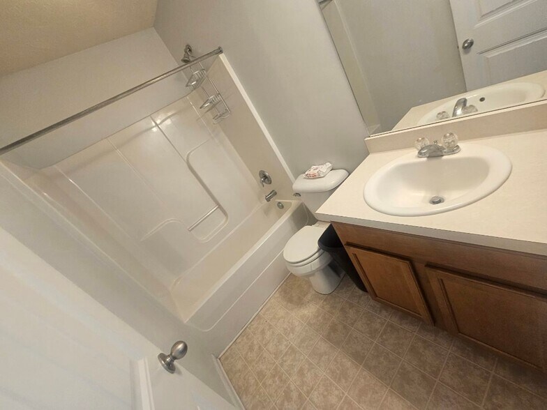 Building Photo - 572 Bradburn Village Cir