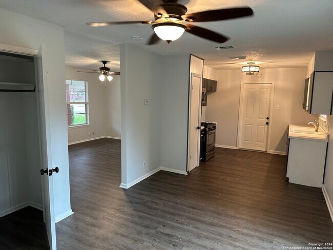 Building Photo - 7211 Westglade Dr