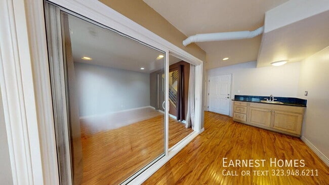 Building Photo - 11622 Oxnard St