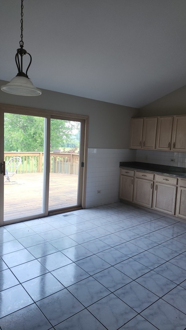 Building Photo - 7264 Skyline Dr