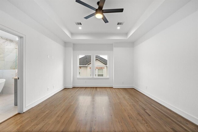 Building Photo - 1013 E 28th St