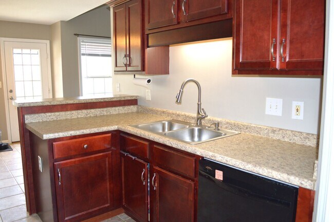 Building Photo - 5 Bedroom 2.5 Bathroom Home