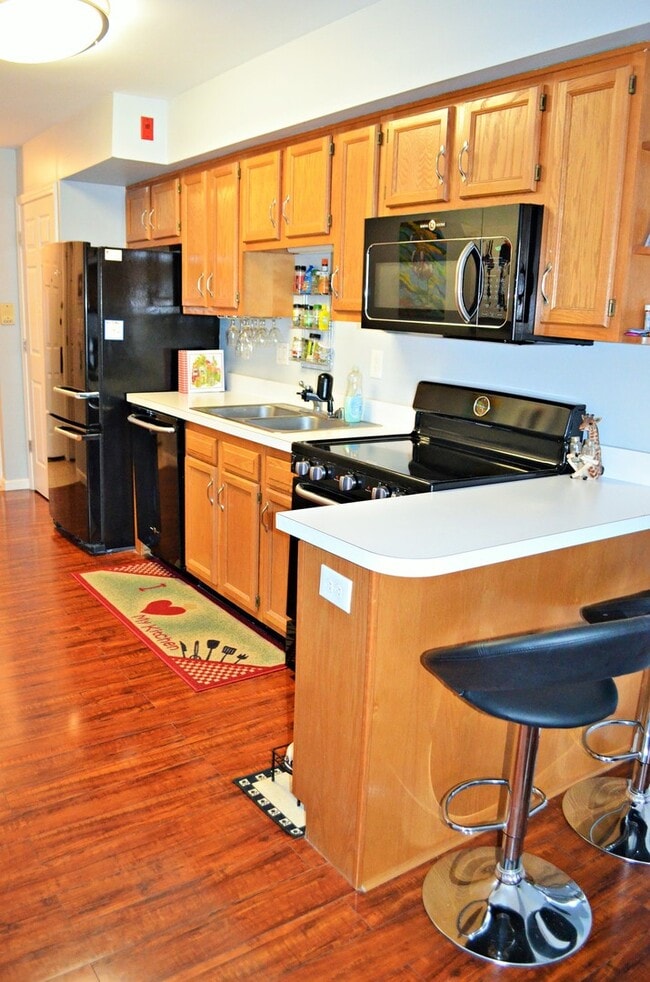 Building Photo - AVAILABLE NOW!  Want a GREAT Location?  Want an Average LGE Bill of $30/mo??  This Beautiful 1 Be...