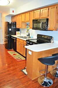 Building Photo - AVAILABLE NOW!  Want a GREAT Location?  Want an Average LGE Bill of $30/mo??  This Beautiful 1 Be...