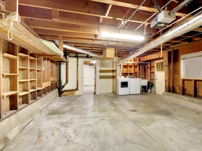 Building Photo - 4BR Home with Jaw-Dropping Views, Garage, ...