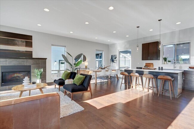 Building Photo - $500 off first month! Spacious, light-fill...