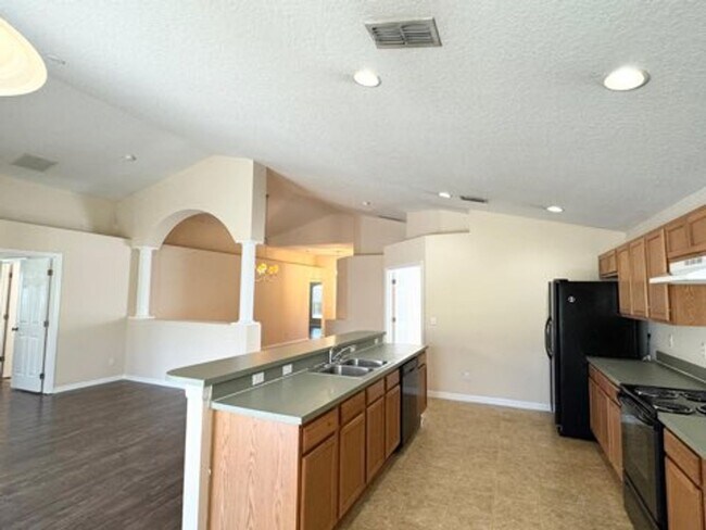 Building Photo - 205 Pima Trail