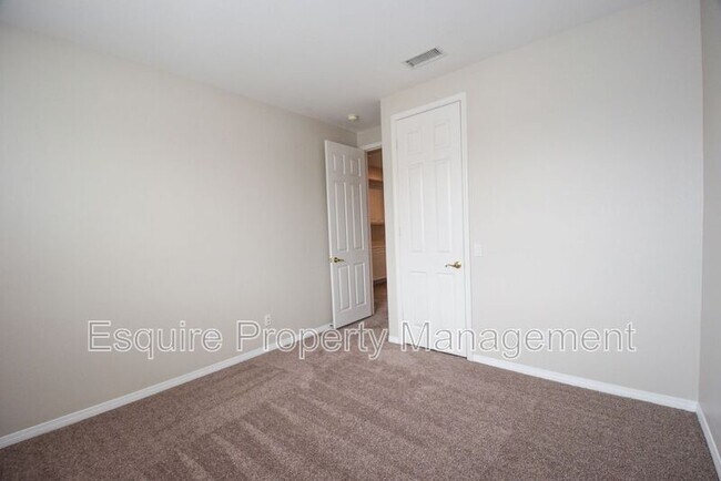 Building Photo - 2895 Diamond Dr