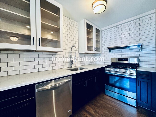 Building Photo - Luxury Condo Living Near the Country Club Plaza!