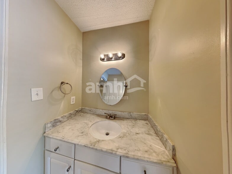 Building Photo - 581 Thornbush Ter