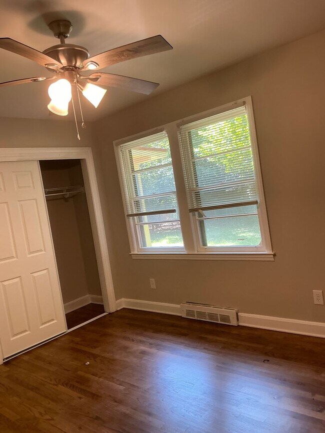 Building Photo - **COMING SOON! Beautiful Remodel In Progre...