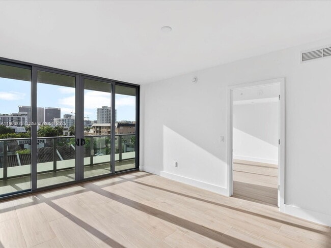 Building Photo - 9901 W Bay Harbor Dr