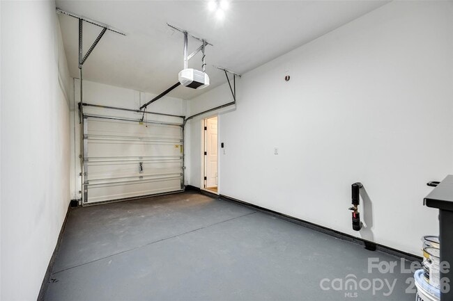 Building Photo - 440 Battery Cir