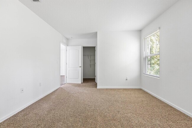 Building Photo - 112 Silver Birch St