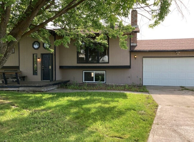 Primary Photo - Green Acres Split Level