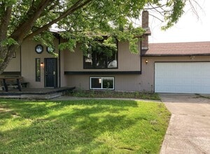 Building Photo - Green Acres Split Level
