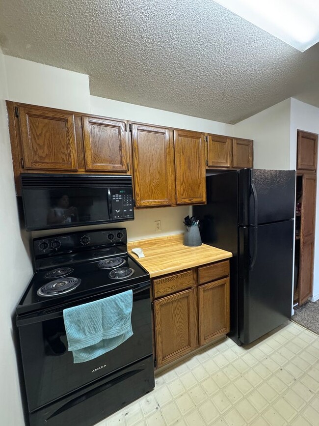 Building Photo - Bring in the NEW YEAR! NW Valleyhigh 2 bed...