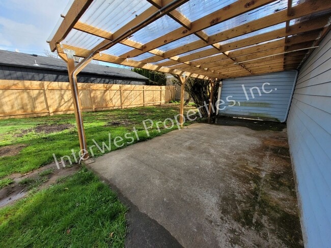 Building Photo - ADORABLE 2 BEDROOM HOUSE IN NORTH PORTLAND WITH LARGE BACK YARD & 2 CAR GARAGE!