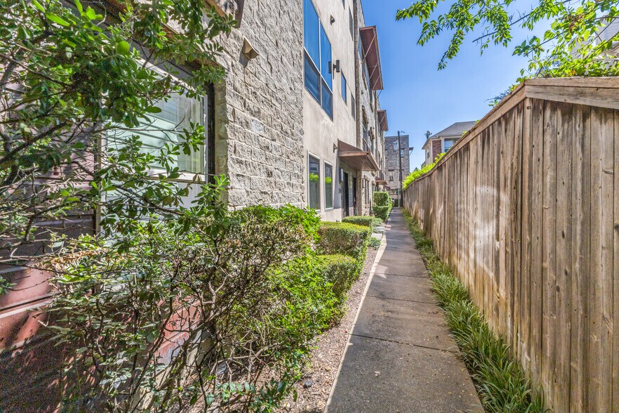 Building Photo - 2928 State St