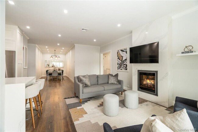 Building Photo - 100 Main St