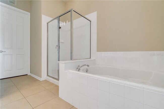 Building Photo - Beautiful WATERFRONT 3 bedrooms Condo located in MetroWest with ELEVATOR! Rare find!